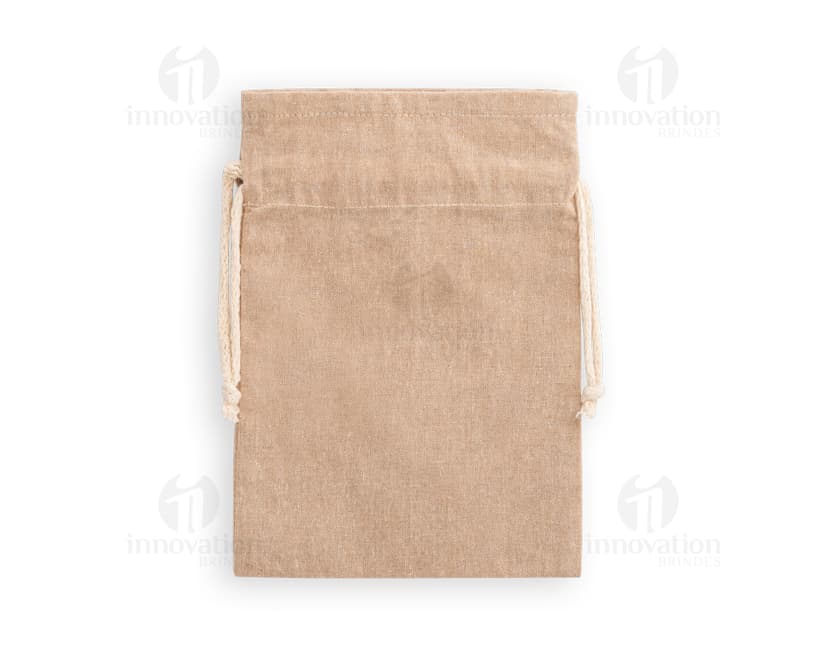 Saquinho de algodão vintage em tecido marrom texturizado com fechamento de cordão de algodão.textContent