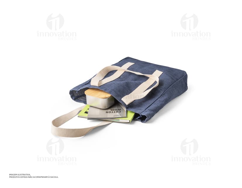 Sacola de denim reciclado com bolso, em tons de marrom e amarelo. Possui alça em couro, fecho com cadeado e etiqueta de preço. Ideal para compras e presente, demonstrando elegância e versatilidade.