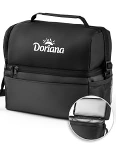 Bolsa térmica preta de 7 litros, moderna e profissional, feita de couro e plástico. Possui alça e fecho, ideal para armazenar comida ou equipamentos eletrônicos de forma segura e organizada. Perfeita para uso no escritório, em viagens de negócios ou em casa.