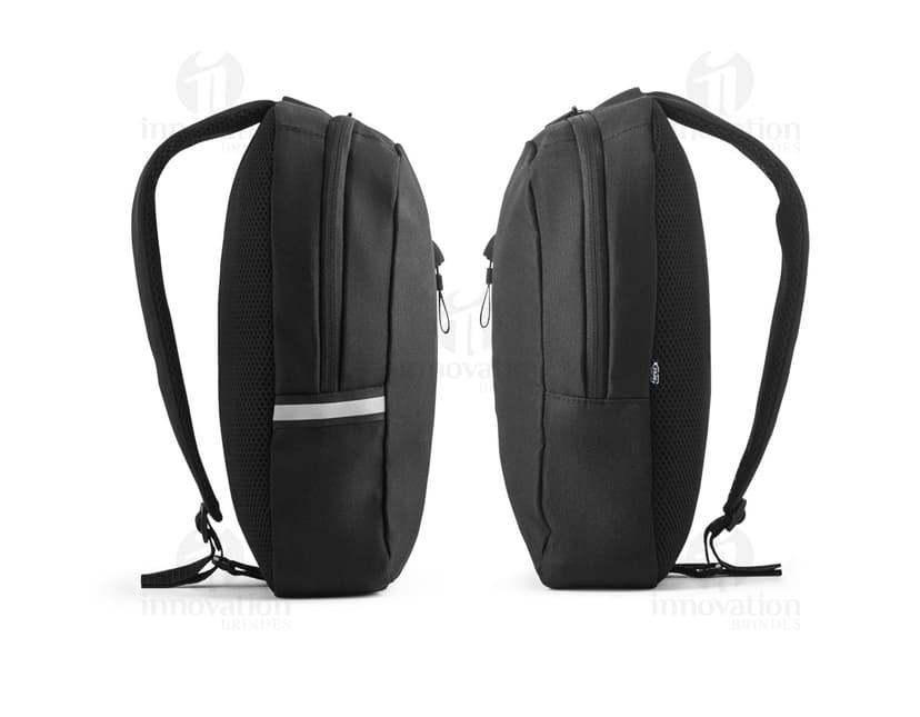 Homem de terno preto segurando uma mochila tiracolo feita de rPET com refletores.