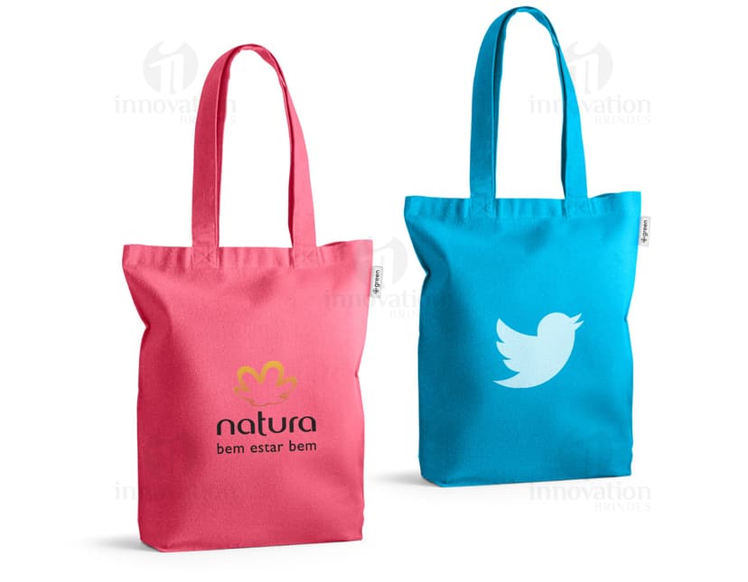 Sacola de algodão reciclado marrom, com alças de 62cm. Ideal para compras, presente ou acessório de moda. Design moderno e elegante, vazia e pronta para uso. Fabricada com material durável e seguro, com fecho de zíper e alça de metal. Perfeita para compras no mercado, lojas ou supermercado.