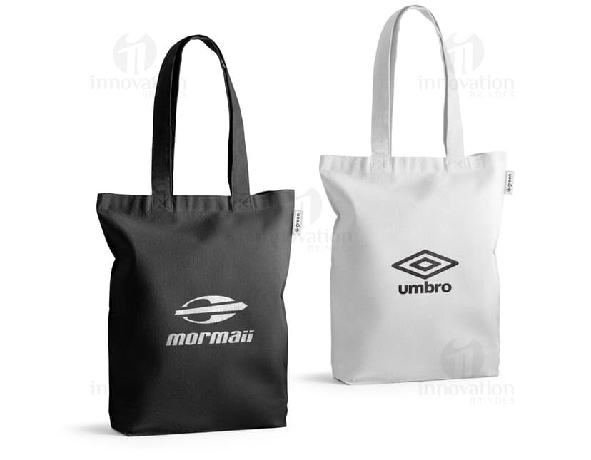 Sacola de algodão reciclado marrom, com alças de 62cm. Ideal para compras, presente ou acessório de moda. Design moderno e elegante, vazia e pronta para uso. Fabricada com material durável e seguro, com fecho de zíper e alça de metal. Perfeita para compras no mercado, lojas ou supermercado.