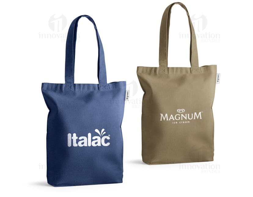 Sacola de algodão reciclado marrom, com alças de 62cm. Ideal para compras, presente ou acessório de moda. Design moderno e elegante, vazia e pronta para uso. Fabricada com material durável e seguro, com fecho de zíper e alça de metal. Perfeita para compras no mercado, lojas ou supermercado.