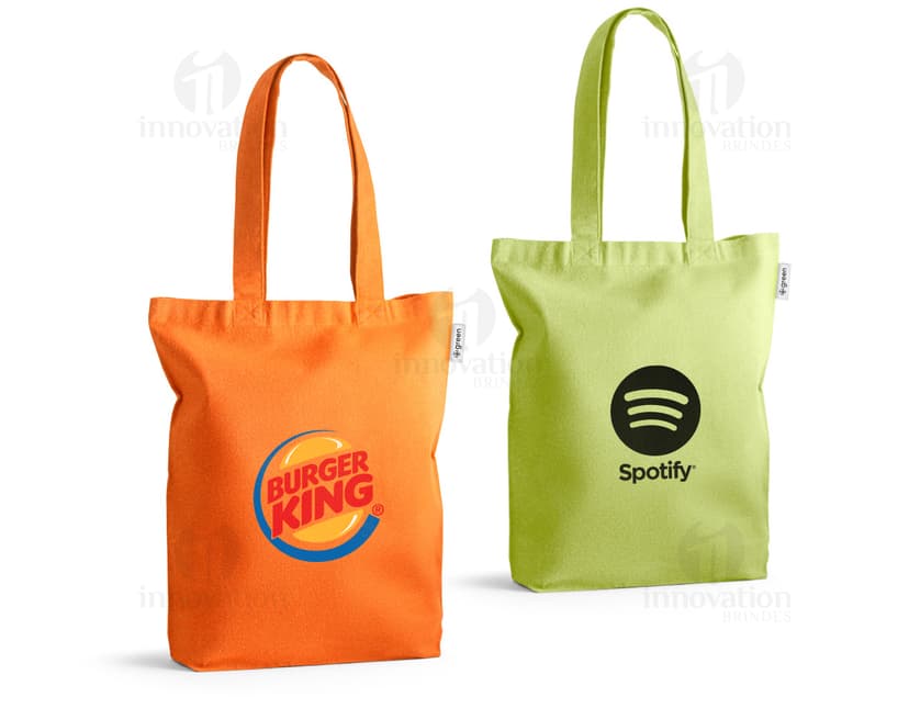 Sacola de algodão reciclado marrom, com alças de 62cm. Ideal para compras, presente ou acessório de moda. Design moderno e elegante, vazia e pronta para uso. Fabricada com material durável e seguro, com fecho de zíper e alça de metal. Perfeita para compras no mercado, lojas ou supermercado.