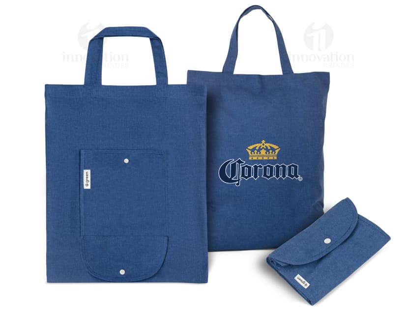 Sacola dobrável preta em couro com alça, ideal para compras e negócios. Possui fecho de zíper, estilo elegante e moderno. Feita de material reciclado, conta com amplo espaço, perfeita para armazenar objetos pessoais.