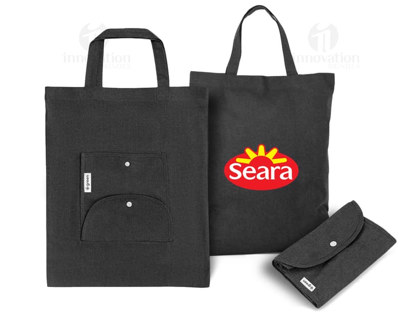 Sacola dobrável preta em couro com alça, ideal para compras e negócios. Possui fecho de zíper, estilo elegante e moderno. Feita de material reciclado, conta com amplo espaço, perfeita para armazenar objetos pessoais.