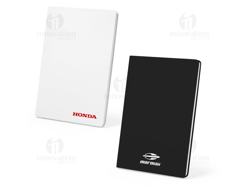 Bloco de anotações 21x15 em um escritório vazio com notebook, papel em branco, objetos de papelaria e espaço para escrever.