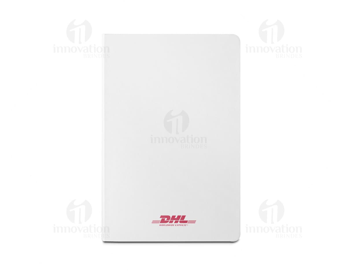 Bloco de anotações 21x15 em um escritório vazio com notebook, papel em branco, objetos de papelaria e espaço para escrever.