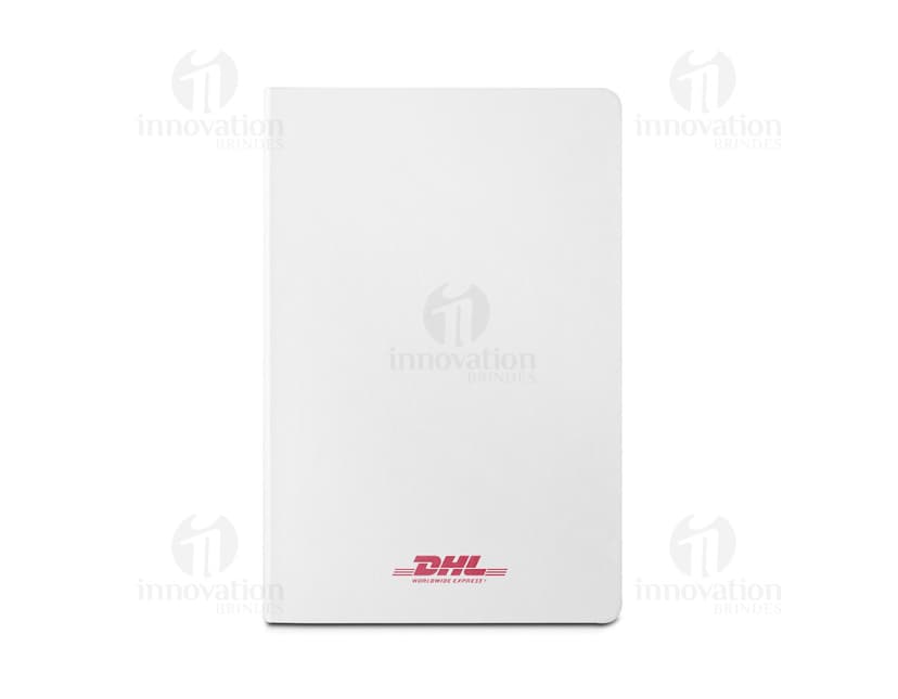 Bloco de anotações 21x15 em um escritório vazio com notebook, papel em branco, objetos de papelaria e espaço para escrever.