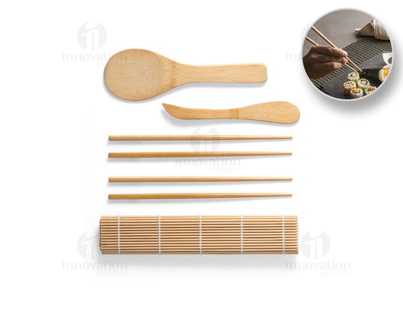Kit para sushi de alta qualidade, ideal para preparar refeições deliciosas! Composto por utensílios de aço inoxidável, este conjunto inclui facas afiadas, colheres e garfos especiais. Transforme suas refeições em uma experiência gastronômica com este conjunto completo de talheres para sushi. Peças duráveis e elegantes para você desfrutar de uma refeição autêntica e saudável em casa. Chegou a hora de saborear o melhor sushi com praticidade e estilo!