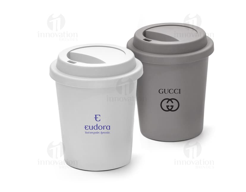 Copo de viagem 350ml c/ tampa em metal e plástico na cor preta e prateada, design industrial, com tampa fechada e capacidade para líquidos quentes.