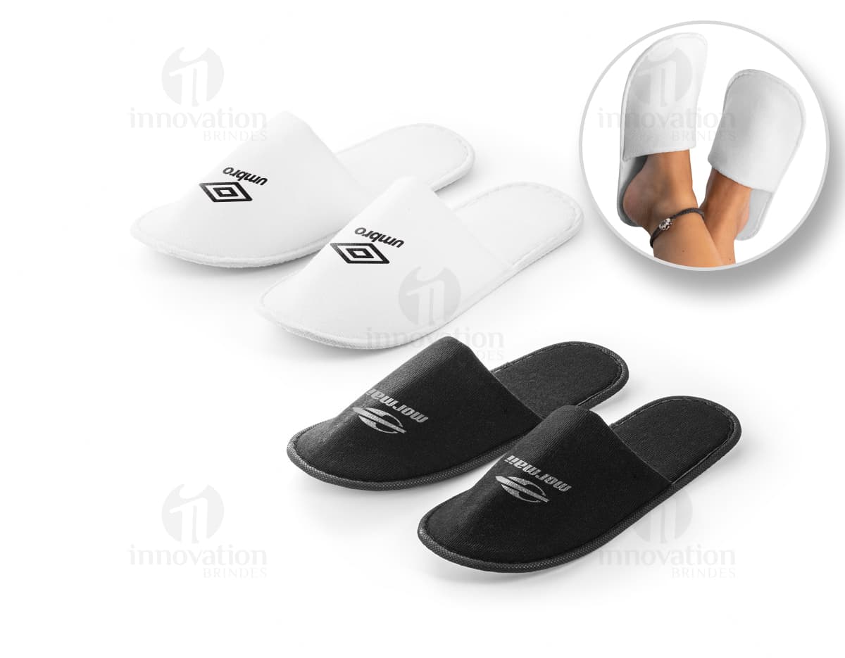 Chinelos de quarto modernos e confortáveis, em tons de preto e cinza. Com design elegante e tecnológico, ideais para relaxamento e equilíbrio. Com detalhes em pedra e rodas de cabos ópticos, representando conexão e harmonia. Perfeito para uso em casa, escritório ou spa.