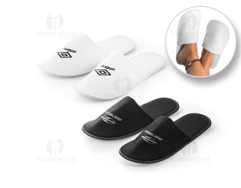 Chinelos de quarto modernos e confortáveis, em tons de preto e cinza. Com design elegante e tecnológico, ideais para relaxamento e equilíbrio. Com detalhes em pedra e rodas de cabos ópticos, representando conexão e harmonia. Perfeito para uso em casa, escritório ou spa.