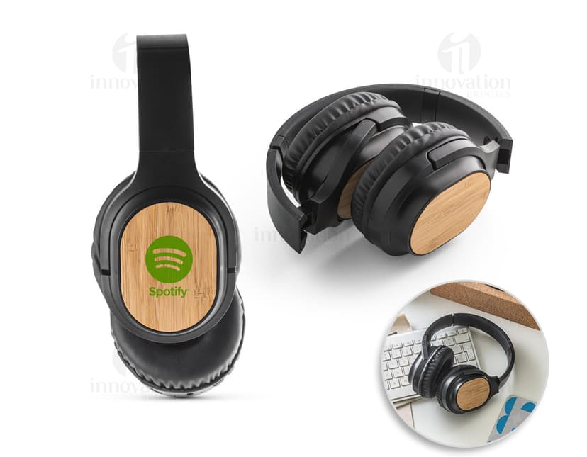 Fone de ouvido sem fio feito de bambu e ABS, mostrando a tecnologia sem fio, conexões e plugs, com design moderno em preto e detalhes em metal, ideal para ouvir música e realizar chamadas com qualidade de som.