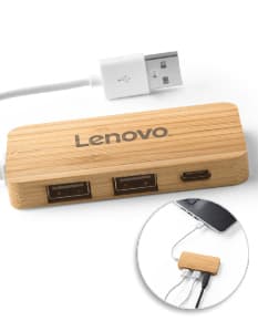 Hub em bambu com conexões para diversos equipamentos eletrônicos, como computador, modem, roteador, entre outros. Feito de material plástico preto e metal, ideal para organizar e transferir dados de forma eficiente. Design moderno e sustentável, perfeito para escritórios e ambientes de trabalho.