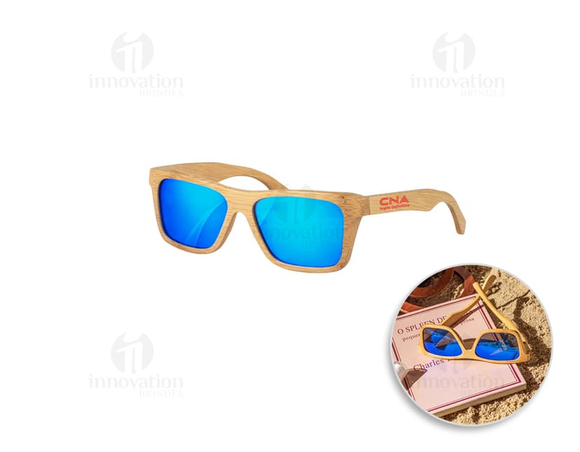 Óculos de sol em bambu moderno e elegante, na cor preta. O acessório de proteção possui lentes escuras e design estiloso, ideal para os dias de verão. O material em bambu traz um toque de sofisticação ao visual, combinando estilo e cuidado com a visão.