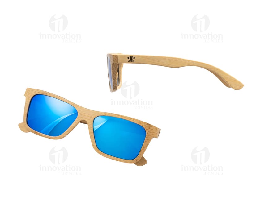Óculos de sol em bambu moderno e elegante, na cor preta. O acessório de proteção possui lentes escuras e design estiloso, ideal para os dias de verão. O material em bambu traz um toque de sofisticação ao visual, combinando estilo e cuidado com a visão.