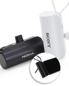 Power bank 5.000mAh c/ suporte em formato 3D. O carregador portátil possui conexão USB, feito de plástico com acabamento prateado e cabo de aço. Ideal para carregar dispositivos eletrônicos como smartphones e tablets durante o dia-a-dia.