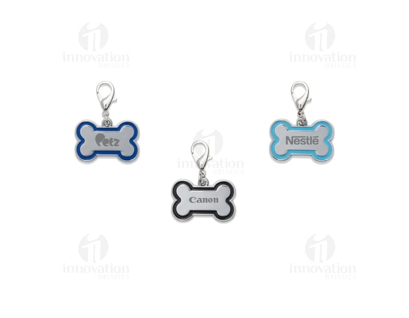 Chaveiro Pets Pequeno em preto e branco, com design de silhuetas de animais. Ideal para colecionadores, amantes de animais e fãs de ícones fofos.