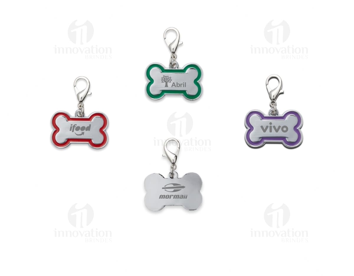 Chaveiro Pets Pequeno em preto e branco, com design de silhuetas de animais. Ideal para colecionadores, amantes de animais e fãs de ícones fofos.