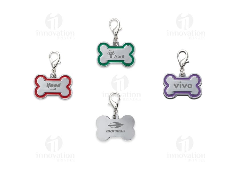 Chaveiro Pets Pequeno em preto e branco, com design de silhuetas de animais. Ideal para colecionadores, amantes de animais e fãs de ícones fofos.