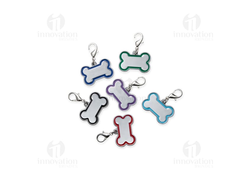 Chaveiro Pets Pequeno em preto e branco, com design de silhuetas de animais. Ideal para colecionadores, amantes de animais e fãs de ícones fofos.