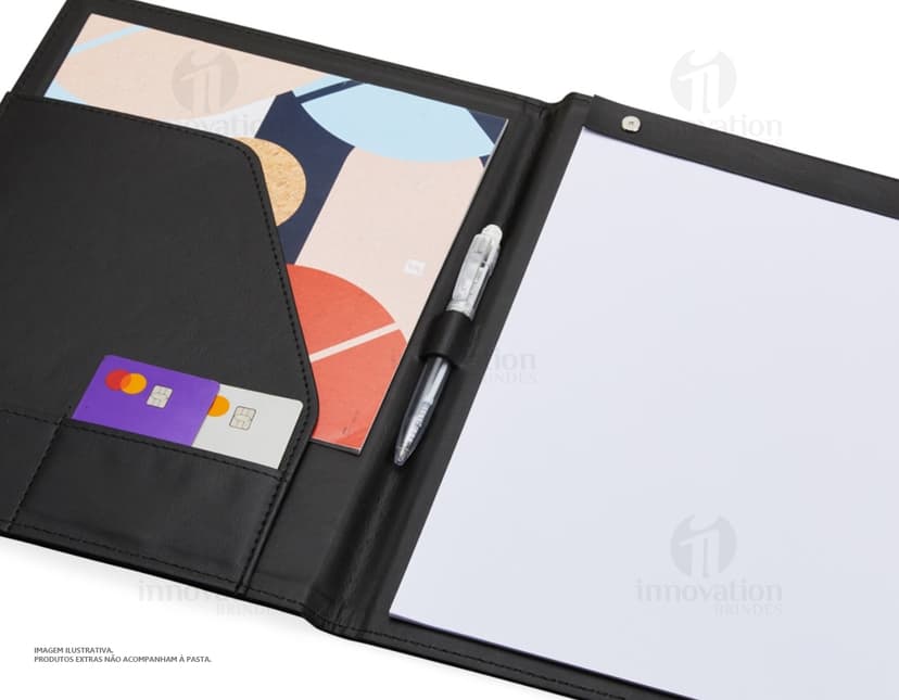 Pasta Convenção preta vazia aberta com notebook, caneta e folhas de papel em um escritório moderno.
