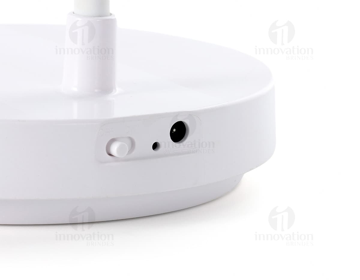 Luminária articulável - A solução perfeita para a iluminação do seu espaço. Com design moderno e funcional, esta luminária é totalmente articulável, permitindo ajustar a direção da luz conforme sua necessidade. Ideal para escritórios, quartos e espaços de leitura. Adquira já a sua e tenha uma iluminação personalizada e eficiente.