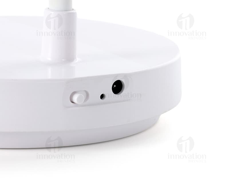Luminária articulável - A solução perfeita para a iluminação do seu espaço. Com design moderno e funcional, esta luminária é totalmente articulável, permitindo ajustar a direção da luz conforme sua necessidade. Ideal para escritórios, quartos e espaços de leitura. Adquira já a sua e tenha uma iluminação personalizada e eficiente.