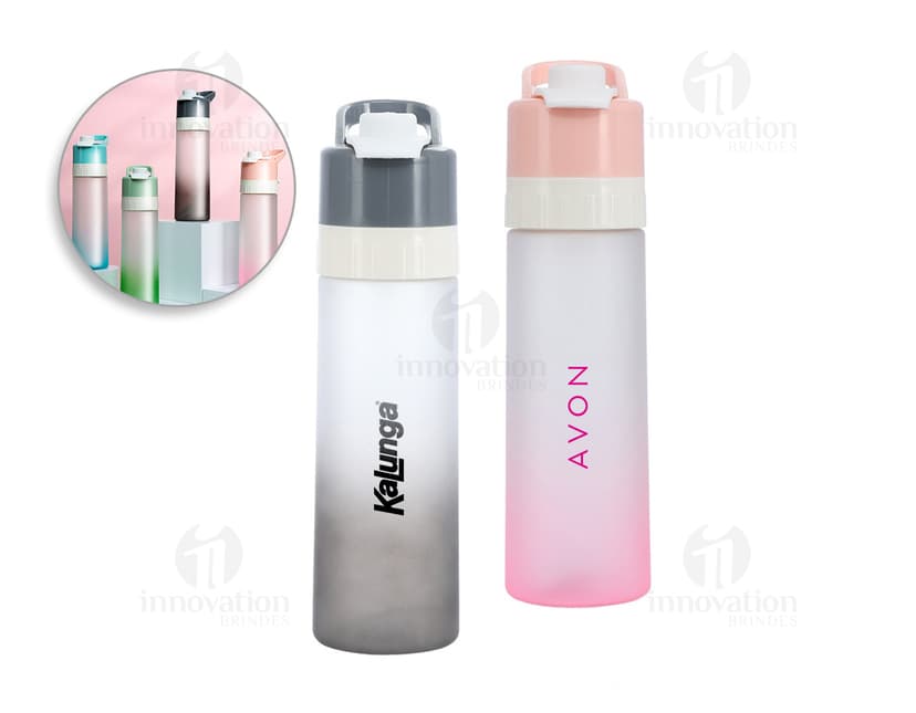 Squeeze bicolor 650ml c/ borrifador em plástico transparente, design elegante e curvo, contendo líquido perfumado. O objeto possui tampa de metal prateada e é ideal para cuidados pessoais e higiene diária. Adequado para uso no banheiro, spa ou casa, proporcionando praticidade e frescor.