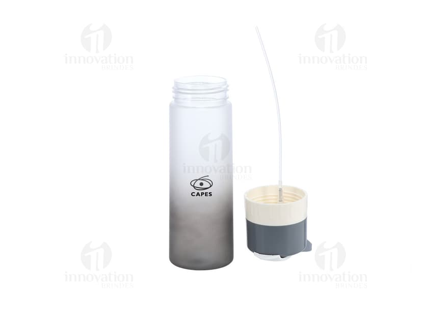 Squeeze bicolor 650ml c/ borrifador em plástico transparente, design elegante e curvo, contendo líquido perfumado. O objeto possui tampa de metal prateada e é ideal para cuidados pessoais e higiene diária. Adequado para uso no banheiro, spa ou casa, proporcionando praticidade e frescor.