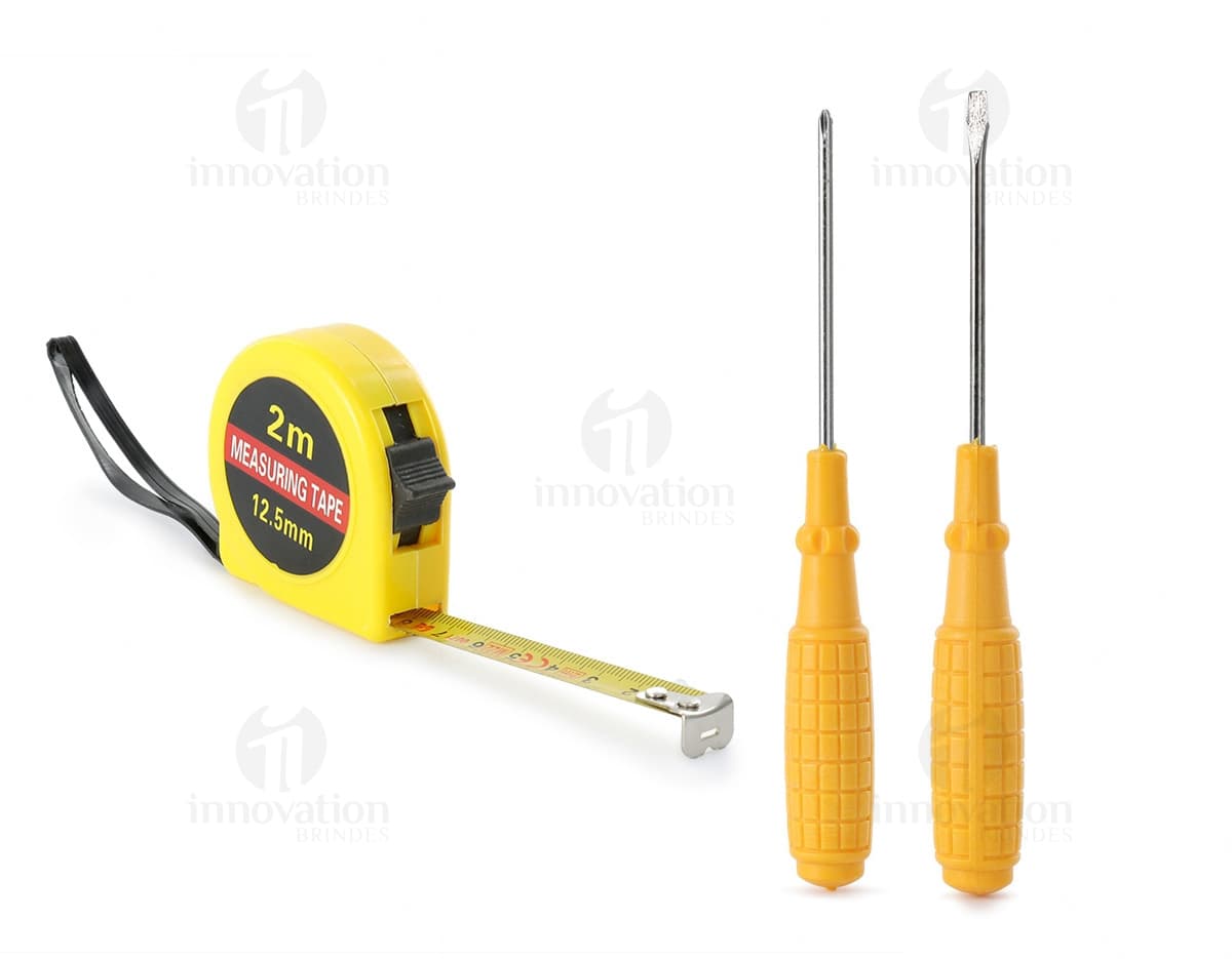 Kit de ferramentas de 8 peças em metal e plástico, incluindo chave de fenda, fita métrica, alicate e outros equipamentos de cor amarela e preta. Uso ideal para trabalhos domésticos, reparos e construções.