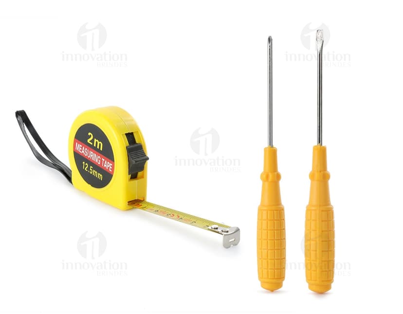 Kit de ferramentas de 8 peças em metal e plástico, incluindo chave de fenda, fita métrica, alicate e outros equipamentos de cor amarela e preta. Uso ideal para trabalhos domésticos, reparos e construções.