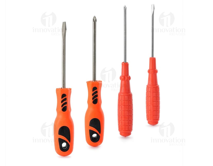 Kit ferramenta 4 peças com estojo contendo diversas ferramentas como chave de fenda, chave de boca, alicate e martelo, ideais para reparos domésticos e construção. As ferramentas são fabricadas em aço e plástico, proporcionando durabilidade e praticidade na hora do uso.