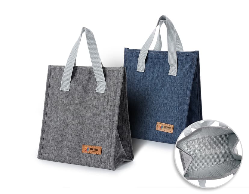 Bolsa térmica oxford 5L c/ velcro em cor marrom, com alça e zíper preto. Ideal para o transporte de alimentos e bebidas e mantém a temperatura por horas. Design moderno e prático para uso pessoal ou profissional.