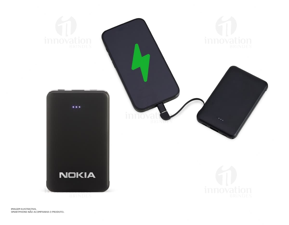Power Bank Plástico 5.000mAh preto, dispositivo de tecnologia com adaptador e cabo de conexão. Equipamento eletrônico moderno para carregar dispositivos móveis. Visto contra um fundo de papel e teclado de computador.