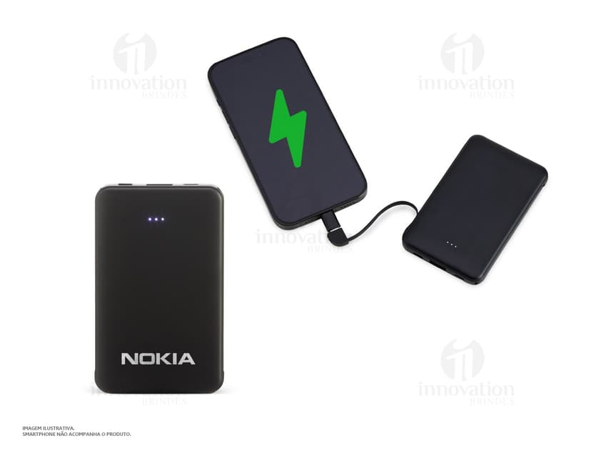 Power Bank Plástico 5.000mAh preto, dispositivo de tecnologia com adaptador e cabo de conexão. Equipamento eletrônico moderno para carregar dispositivos móveis. Visto contra um fundo de papel e teclado de computador.