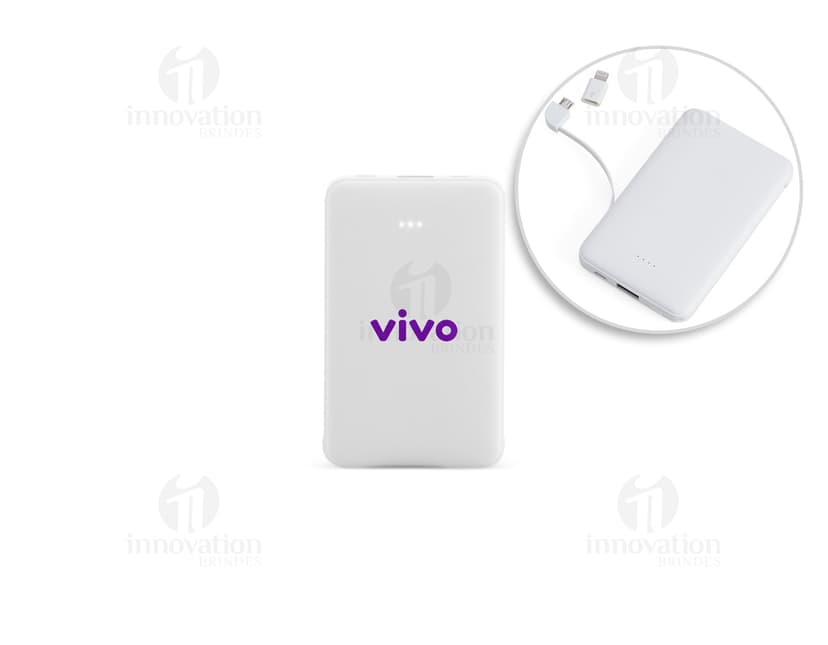 Power Bank Plástico 5.000mAh preto, dispositivo de tecnologia com adaptador e cabo de conexão. Equipamento eletrônico moderno para carregar dispositivos móveis. Visto contra um fundo de papel e teclado de computador.