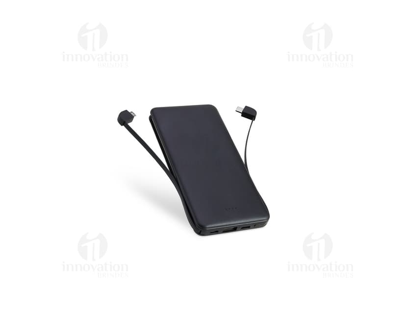 Power Bank Plástico 5.000mAh preto, dispositivo de tecnologia com adaptador e cabo de conexão. Equipamento eletrônico moderno para carregar dispositivos móveis. Visto contra um fundo de papel e teclado de computador.
