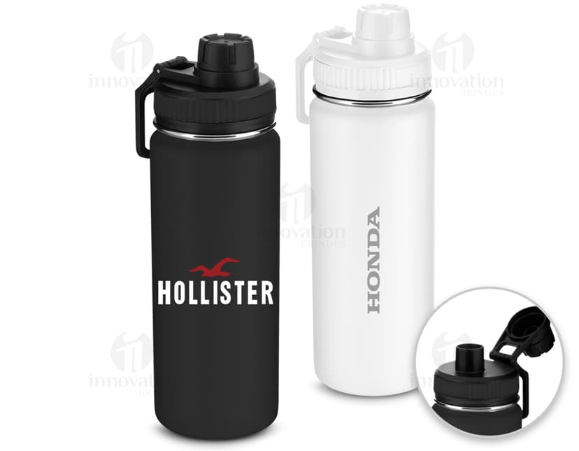 Garrafa de aço inox de 780 ml, contendo líquido fresco e transparente. A tampa metálica e o design elegante refletem a higiene e cuidado na utilização do produto.