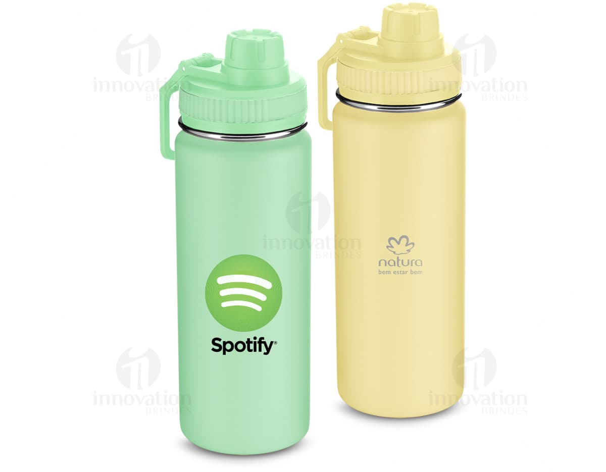 Garrafa de aço inox de 780 ml, contendo líquido fresco e transparente. A tampa metálica e o design elegante refletem a higiene e cuidado na utilização do produto.