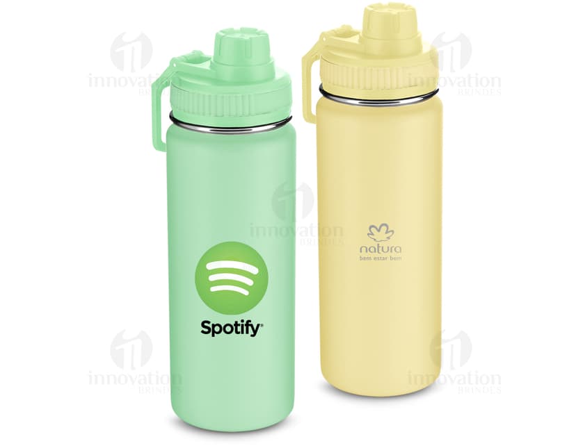 Garrafa de aço inox de 780 ml, contendo líquido fresco e transparente. A tampa metálica e o design elegante refletem a higiene e cuidado na utilização do produto.