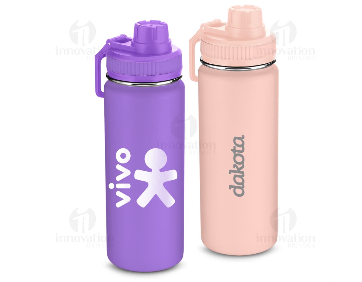 Garrafa de aço inox de 780 ml, contendo líquido fresco e transparente. A tampa metálica e o design elegante refletem a higiene e cuidado na utilização do produto.