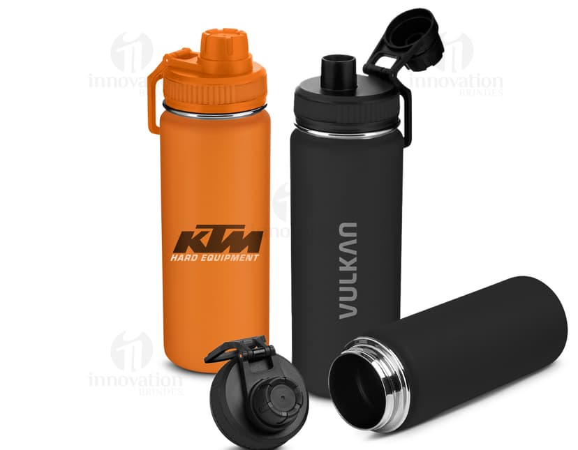 Garrafa de aço inox de 780 ml, contendo líquido fresco e transparente. A tampa metálica e o design elegante refletem a higiene e cuidado na utilização do produto.