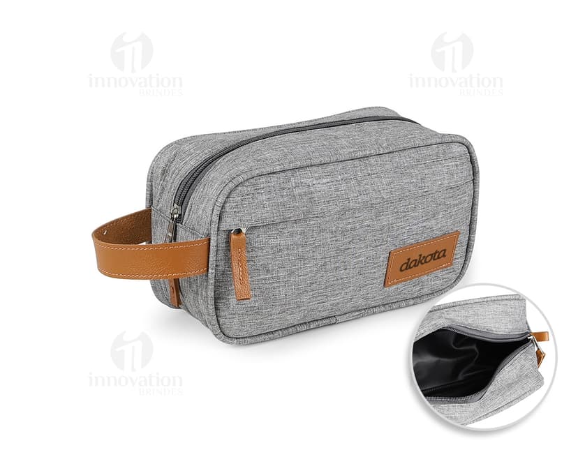 Necessaire de poliéster com detalhes em couro sintético, moderna e elegante. Compartimento único, fecho de correr, estilo casual e acessório de luxo para guardar itens de forma organizada.
