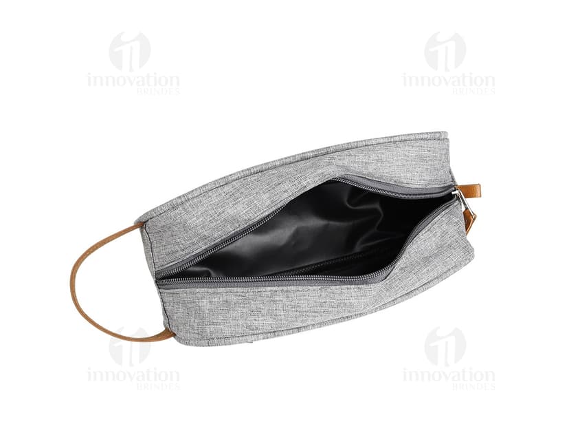 Necessaire de poliéster com detalhes em couro sintético, moderna e elegante. Compartimento único, fecho de correr, estilo casual e acessório de luxo para guardar itens de forma organizada.