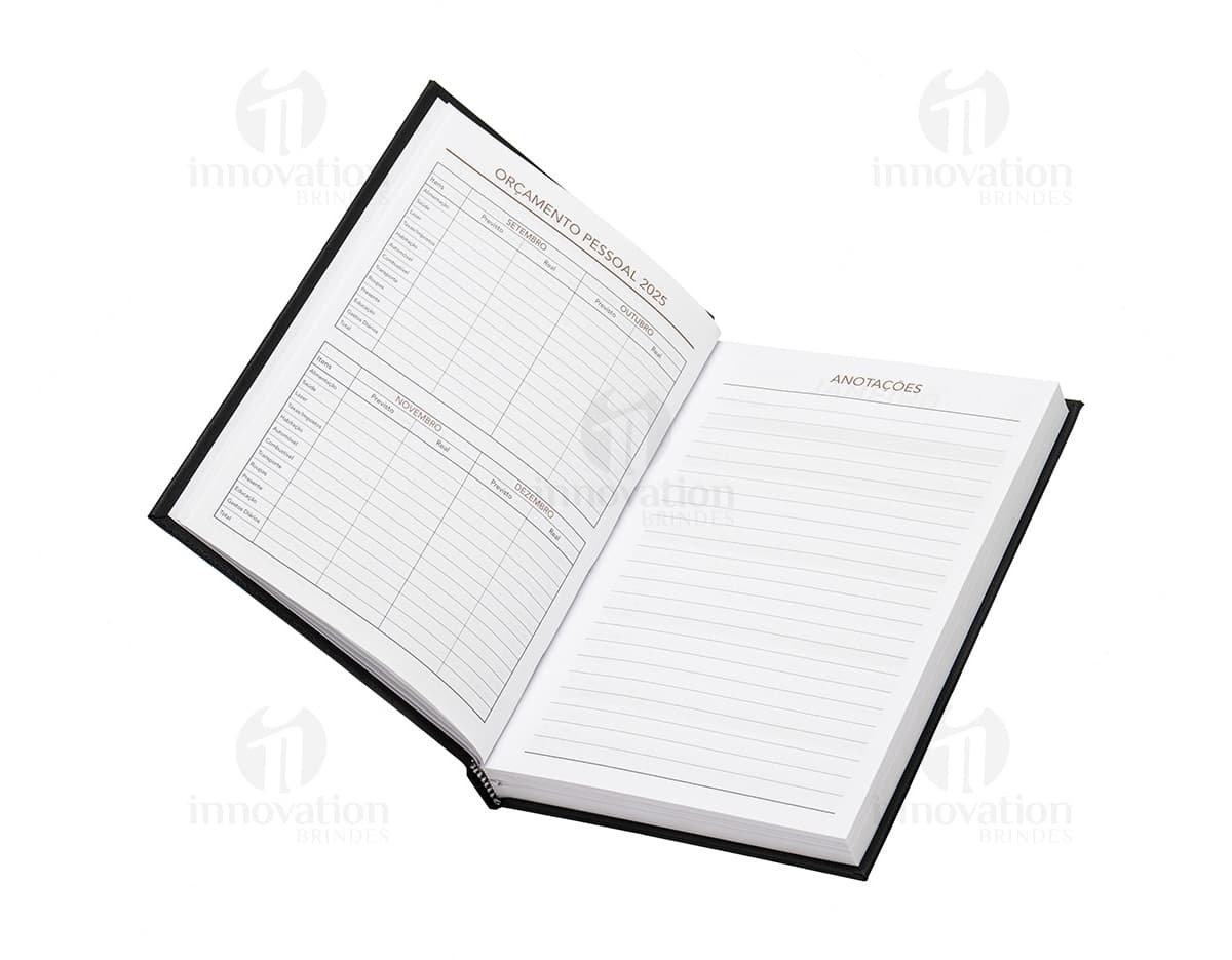 Agenda 2025 Cromato com capa dura na cor prateada e detalhes em relevo. Páginas internas contendo calendários e espaços para anotações.