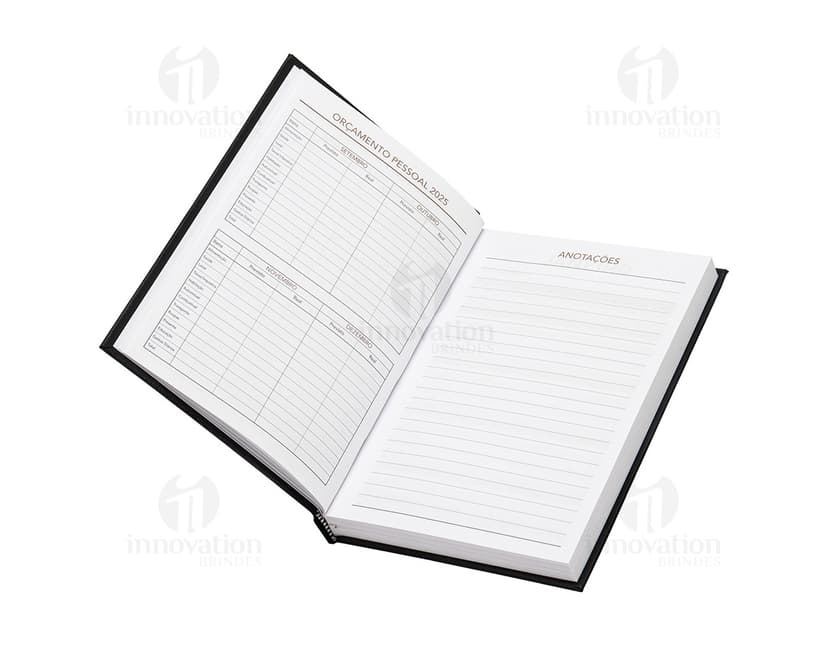 Agenda 2025 Cromato com capa dura na cor prateada e detalhes em relevo. Páginas internas contendo calendários e espaços para anotações.