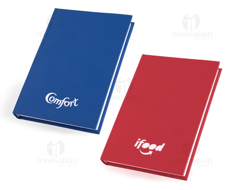 Agenda 2025 Cromato com capa dura na cor prateada e detalhes em relevo. Páginas internas contendo calendários e espaços para anotações.