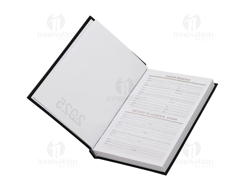 Agenda 2025 Cromato com capa dura na cor prateada e detalhes em relevo. Páginas internas contendo calendários e espaços para anotações.